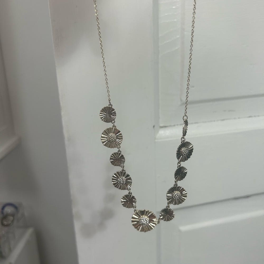 Loft outlet Elegant Silver Floral Necklace
